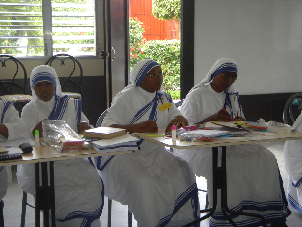 6c Monjas haciendo material